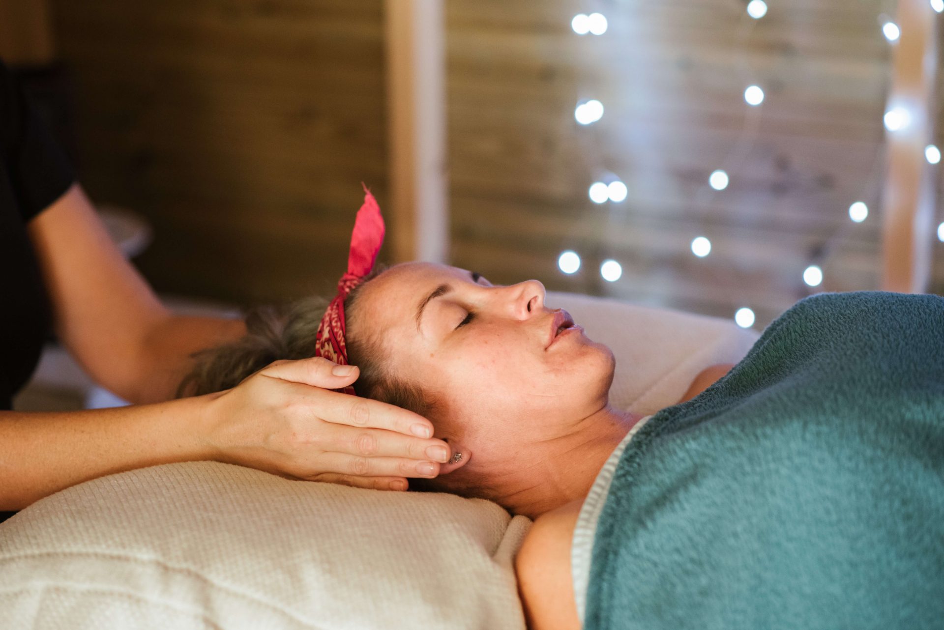 A girl getting Reiki Therapy